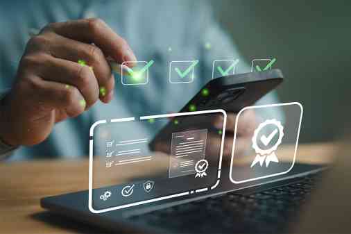 Mann mit Smartphone und Laptop