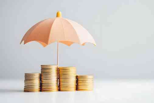 Schirm mit Münzen darunter