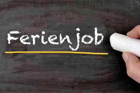 Text Ferienjob auf Tafel mit Kreide geschrieben