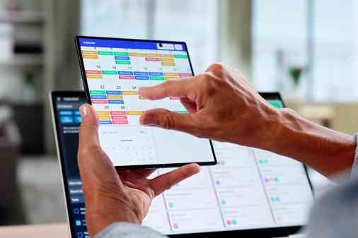 Person bedient Online Kalender