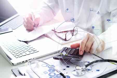 Arzt arbeitet am Laptop