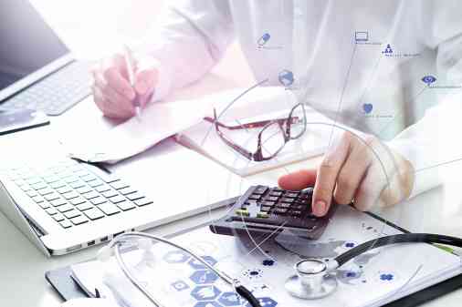 Arzt arbeitet am Laptop