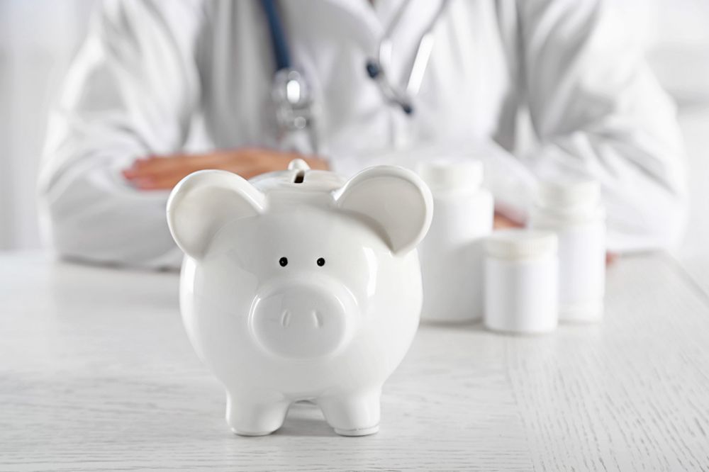 Arzt hinter Sparschwein