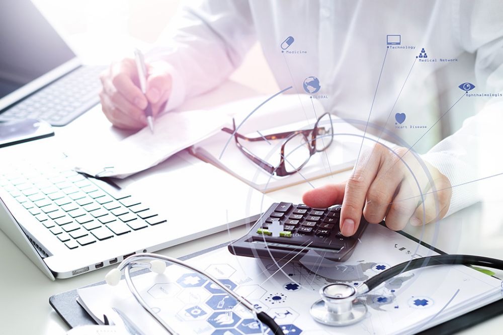 Arzt arbeitet am Laptop