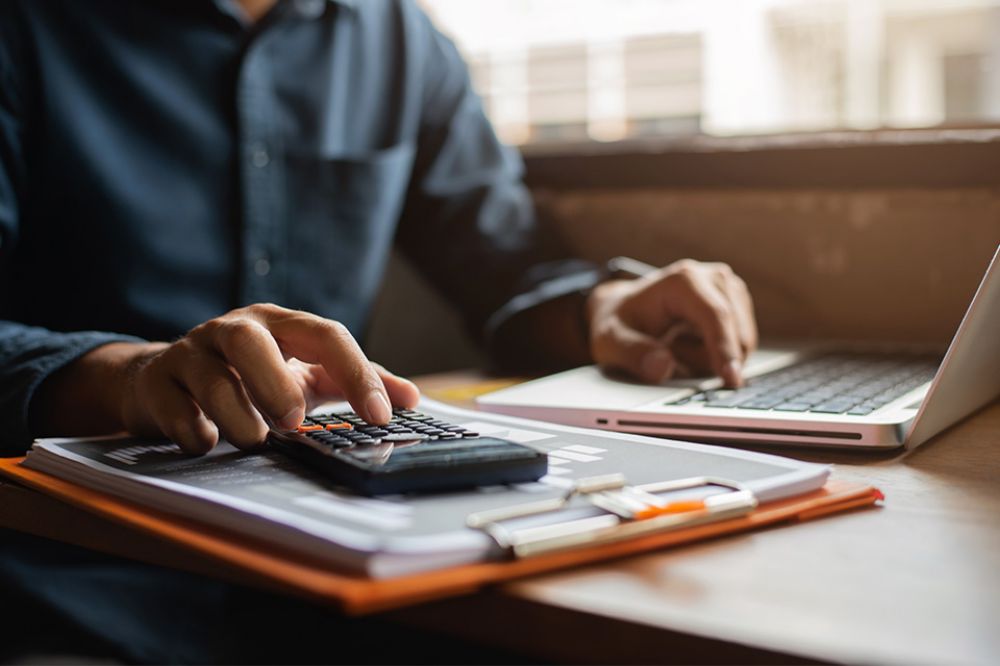 Geschäftsmann beim Finanzen erledigen